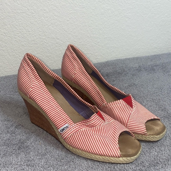 Toms Shoes - 🛍️Tom’s wedged heel with a red and white pattern!